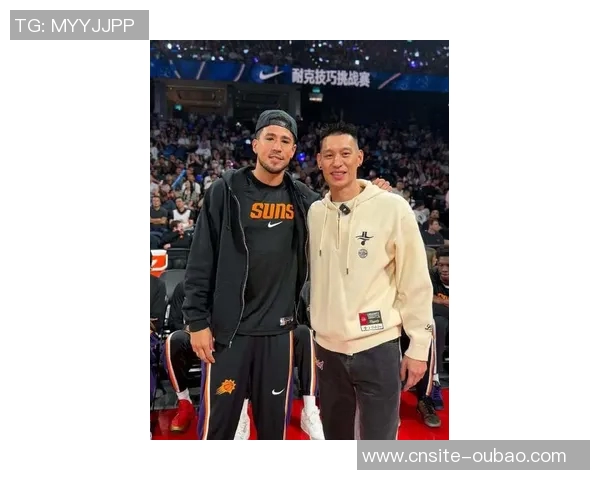 布克与中文布克合影互动投篮视频引发球迷热议 布克与中文布克合影互动投篮视频引发球迷热议